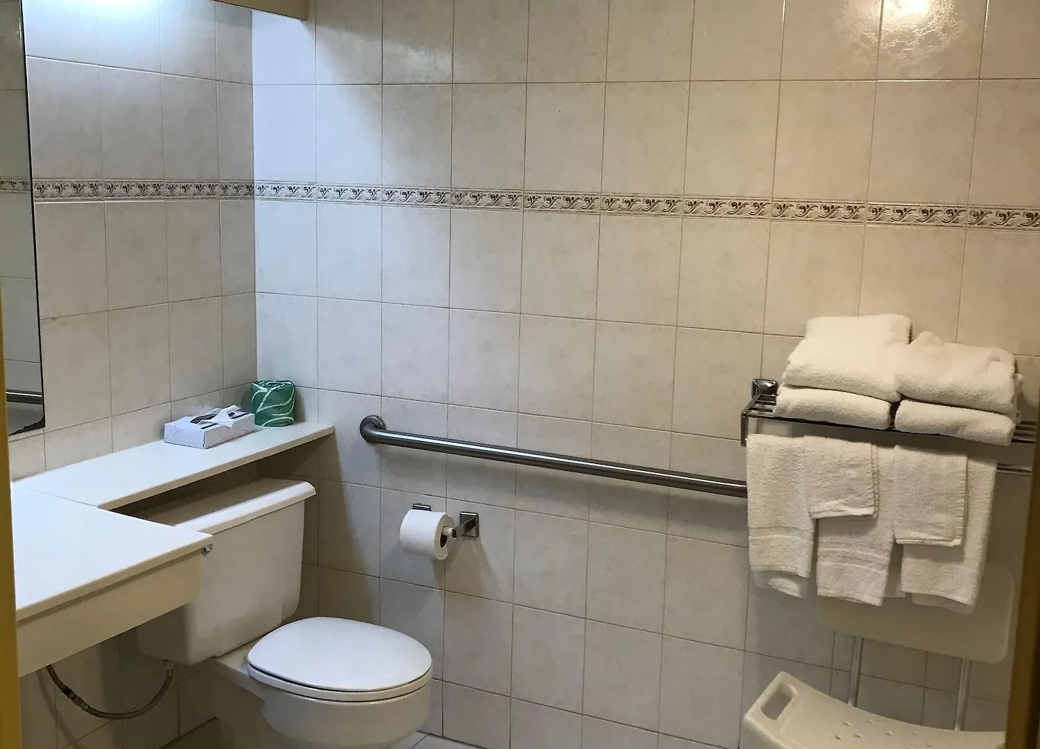 Hotel Howard Johnson By Wyndham Newark Airport