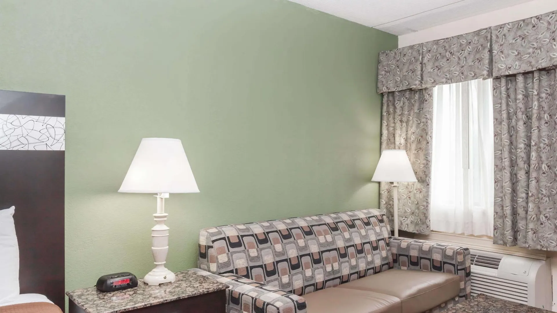 Howard Johnson By Wyndham Newark Airport