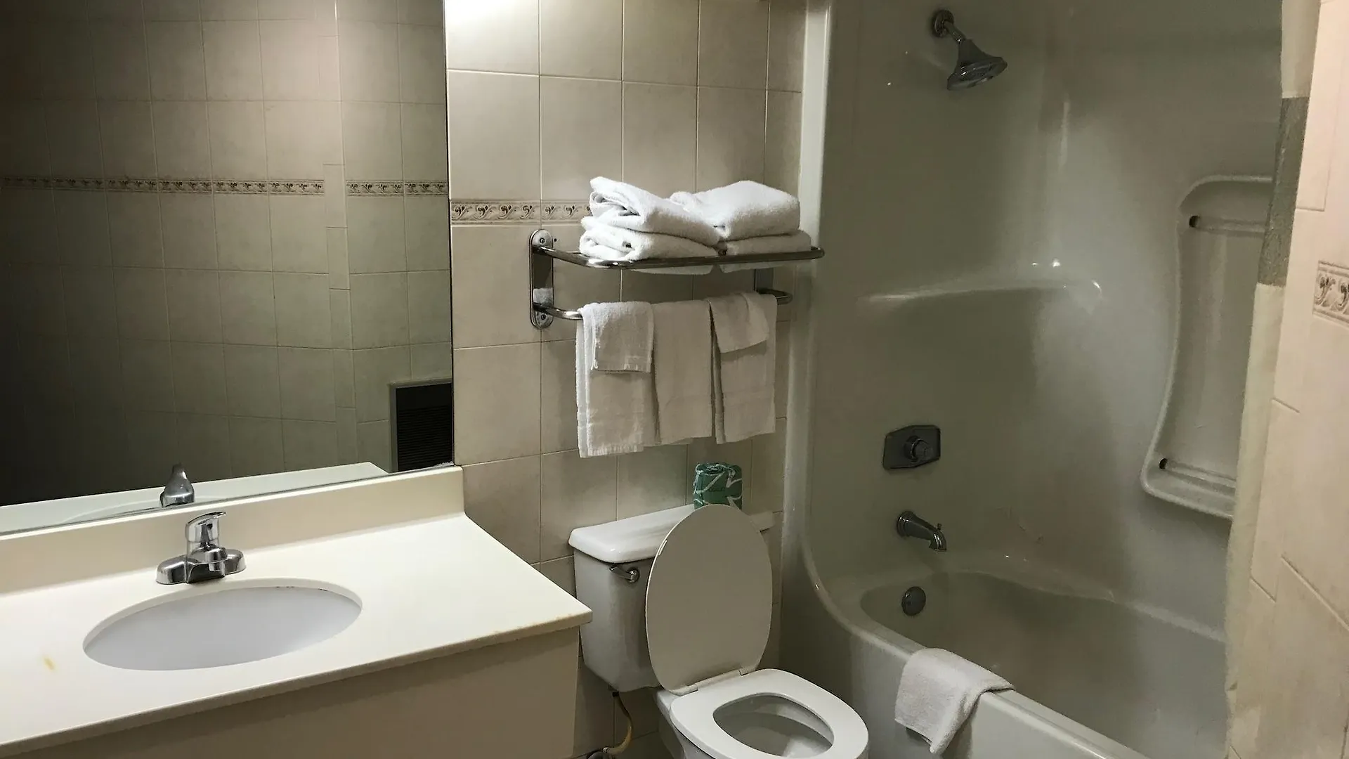 Howard Johnson By Wyndham Newark Airport 2*,
