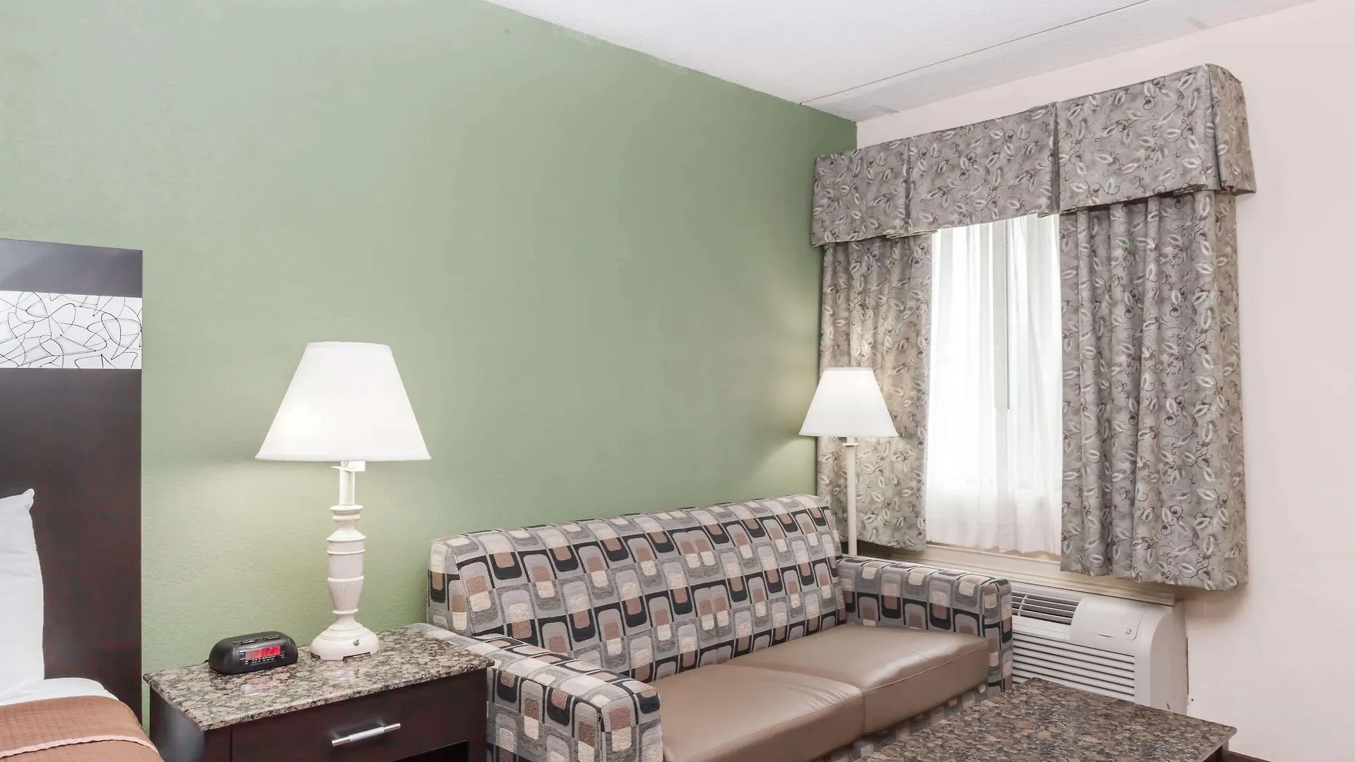 Howard Johnson By Wyndham Newark Airport 2*,