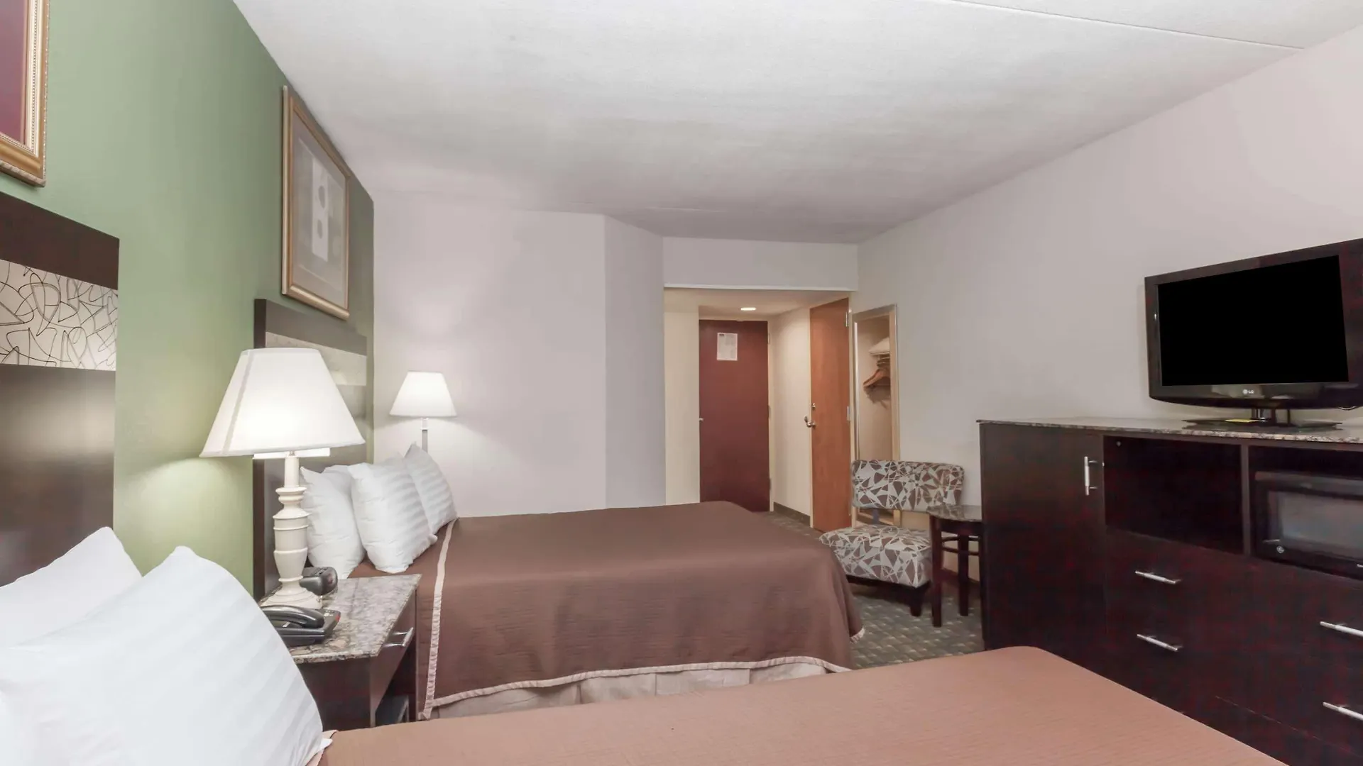 Howard Johnson By Wyndham Newark Airport Hotel