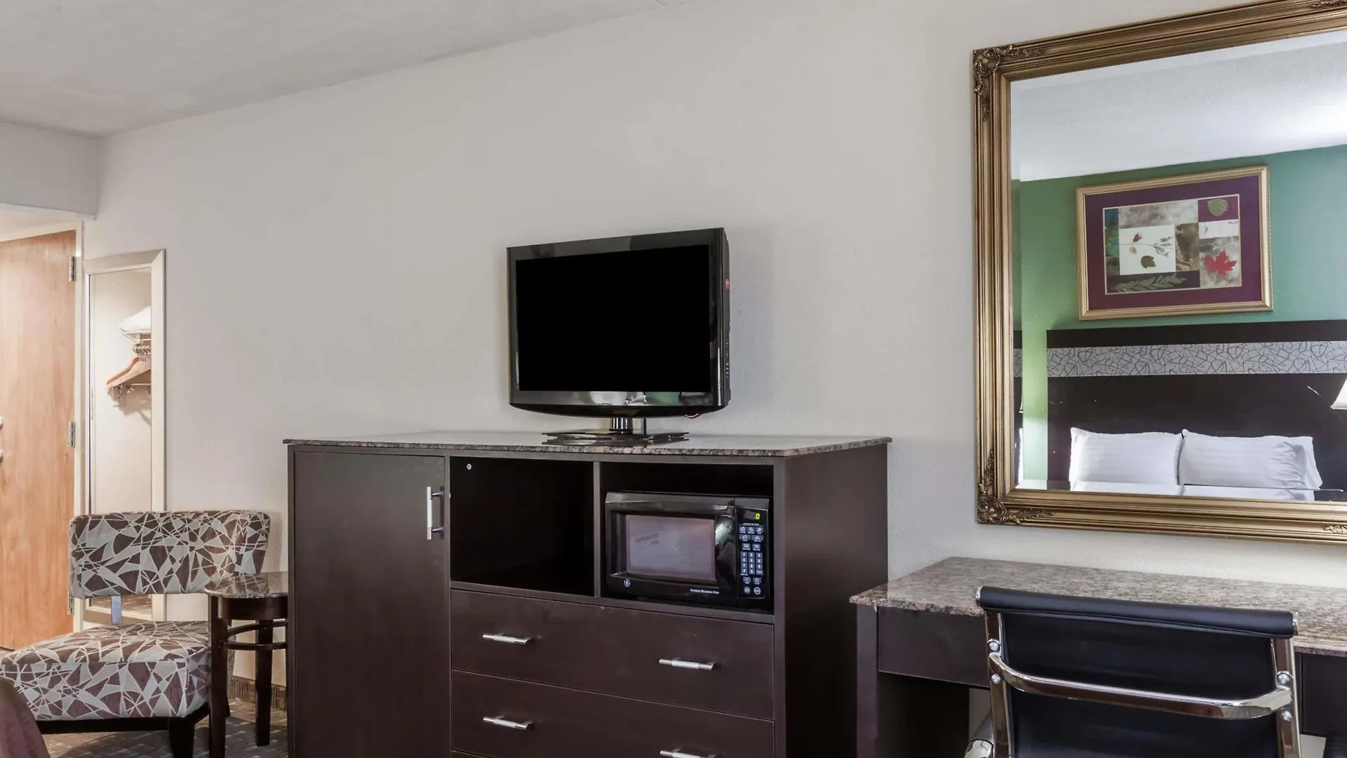 Howard Johnson By Wyndham Newark Airport