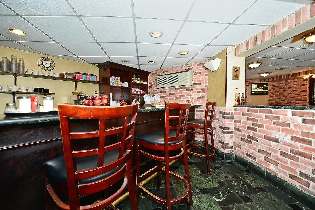 Howard Johnson By Wyndham Newark Airport 2*,  USA