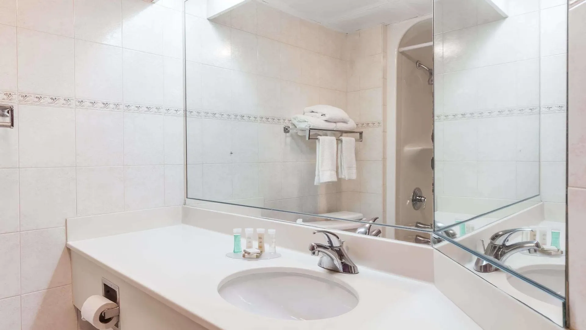 Hotel Howard Johnson By Wyndham Newark Airport